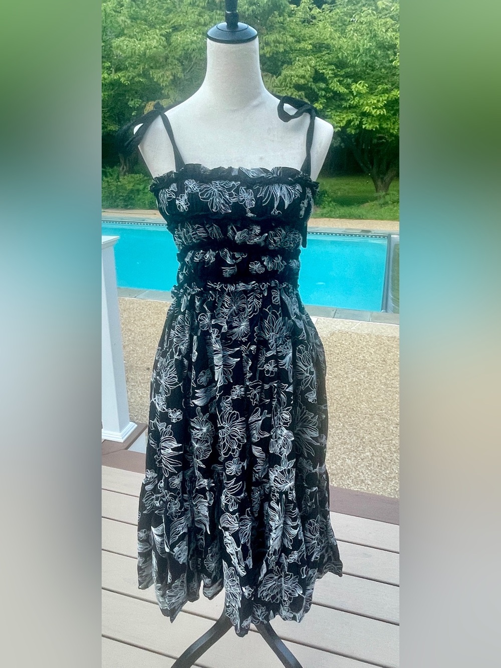 En Saison Black & White Floral Smocked Midi Dress Tie Shoulder. Medium. - Picture 2 of 8